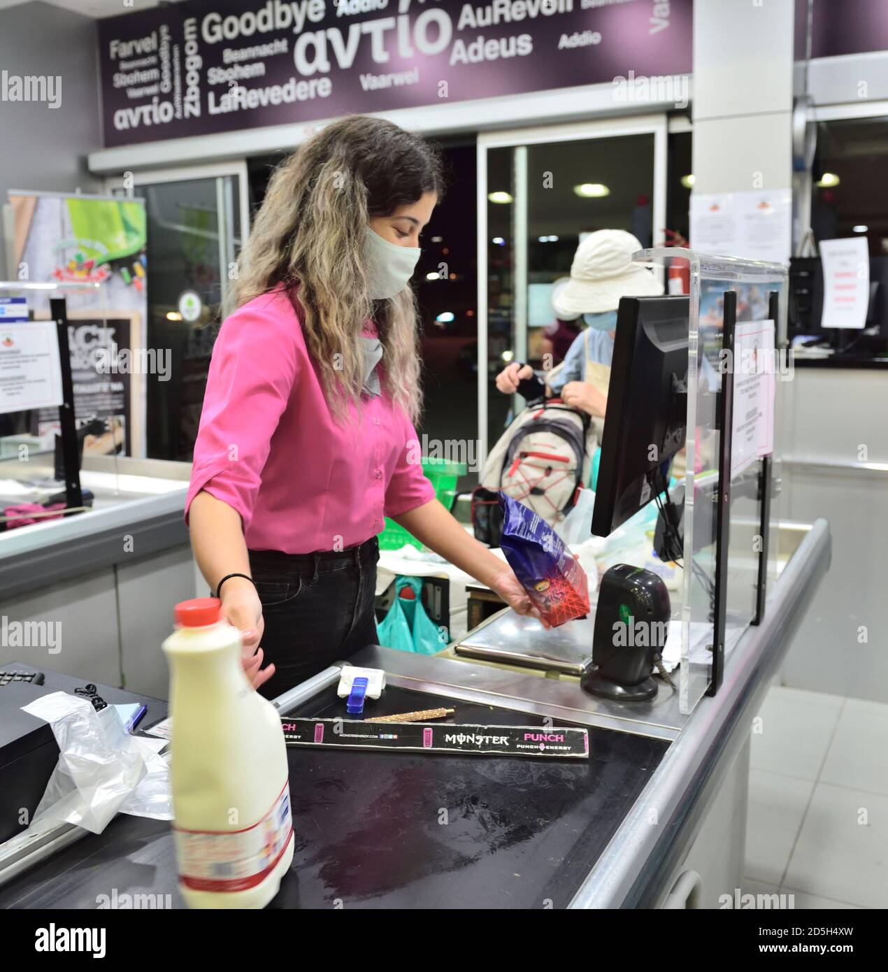 Supermarket checkout persona che indossa maschera facciale per la protezione del covid Foto Stock