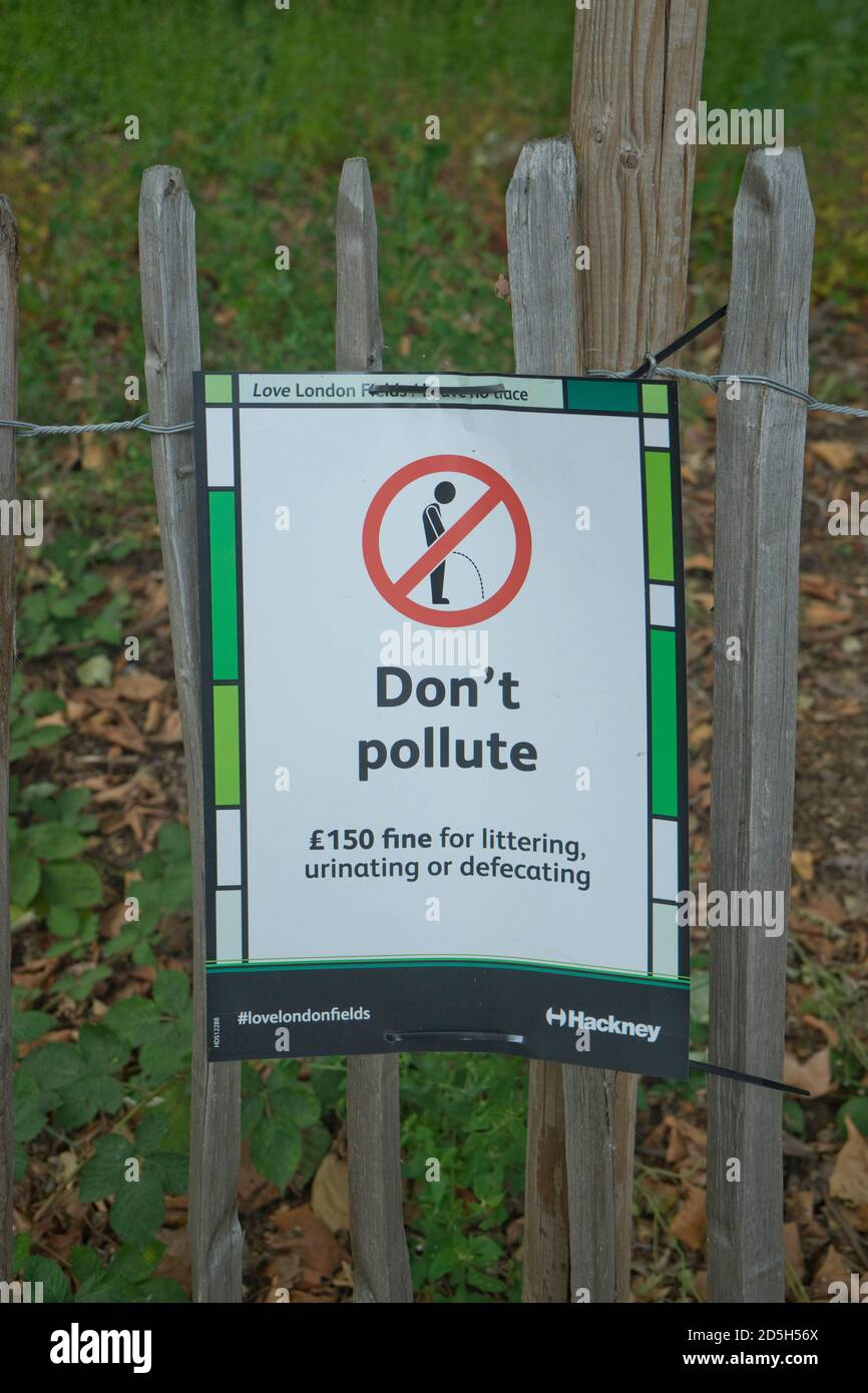 Cartello di avvertimento persone di non utilizzare i parchi pubblici come servizi igienici a causa della pandemia di Coronavirus / Covid-19 a Londra, Inghilterra, Regno Unito Foto Stock