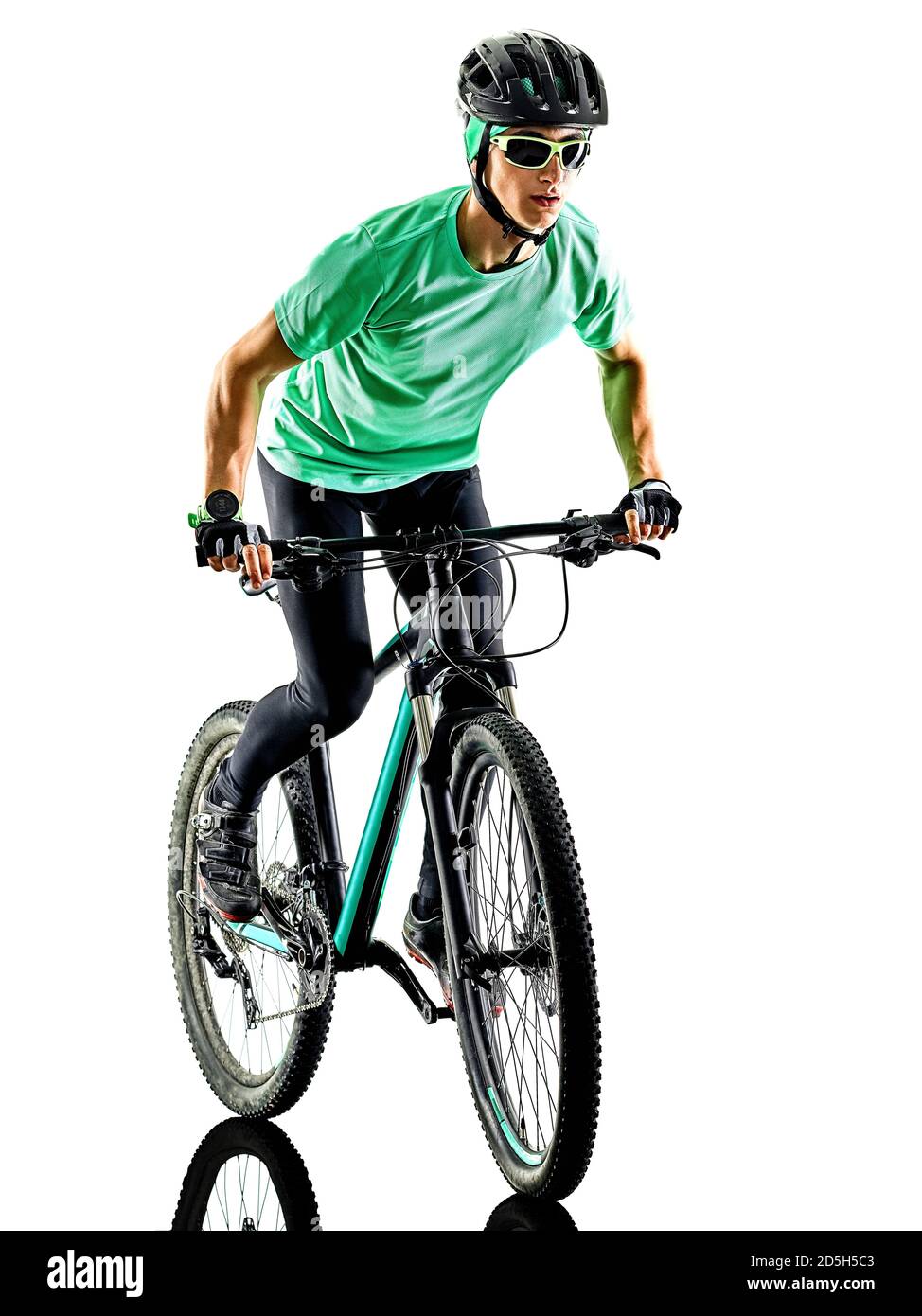 Un uomo caucasico pratica uomo mountain bike bking isolato su sfondo bianco con ombre Foto Stock