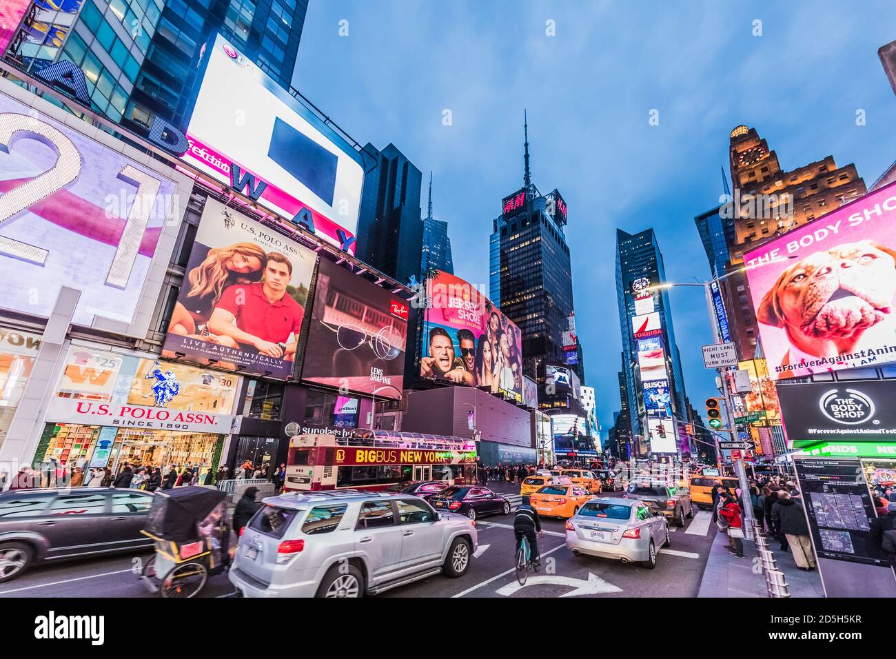 NEW YORK CITY- 24 marzo 2018 : Times square Broadway uno dei principali punti di riferimento di Manhattan Foto Stock