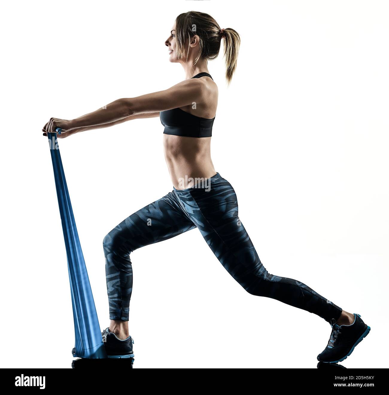 Una donna caucasica esercizio fitness pilates elastico fascia resistente agli esercizi di silhouette isolato su sfondo bianco Foto Stock