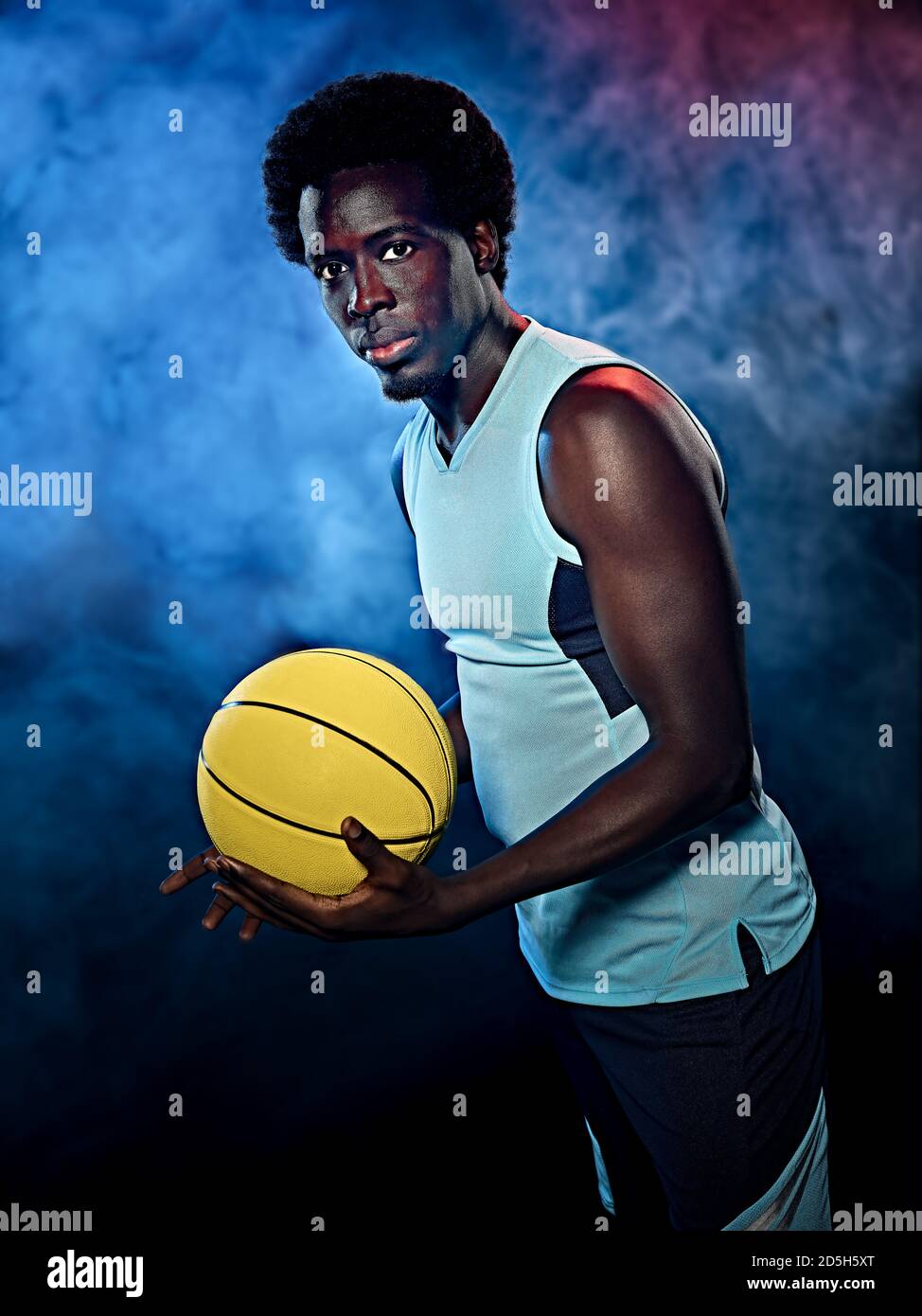 un giovane giocatore africano di basket uomo in studio isolato su sfondo nero Foto Stock