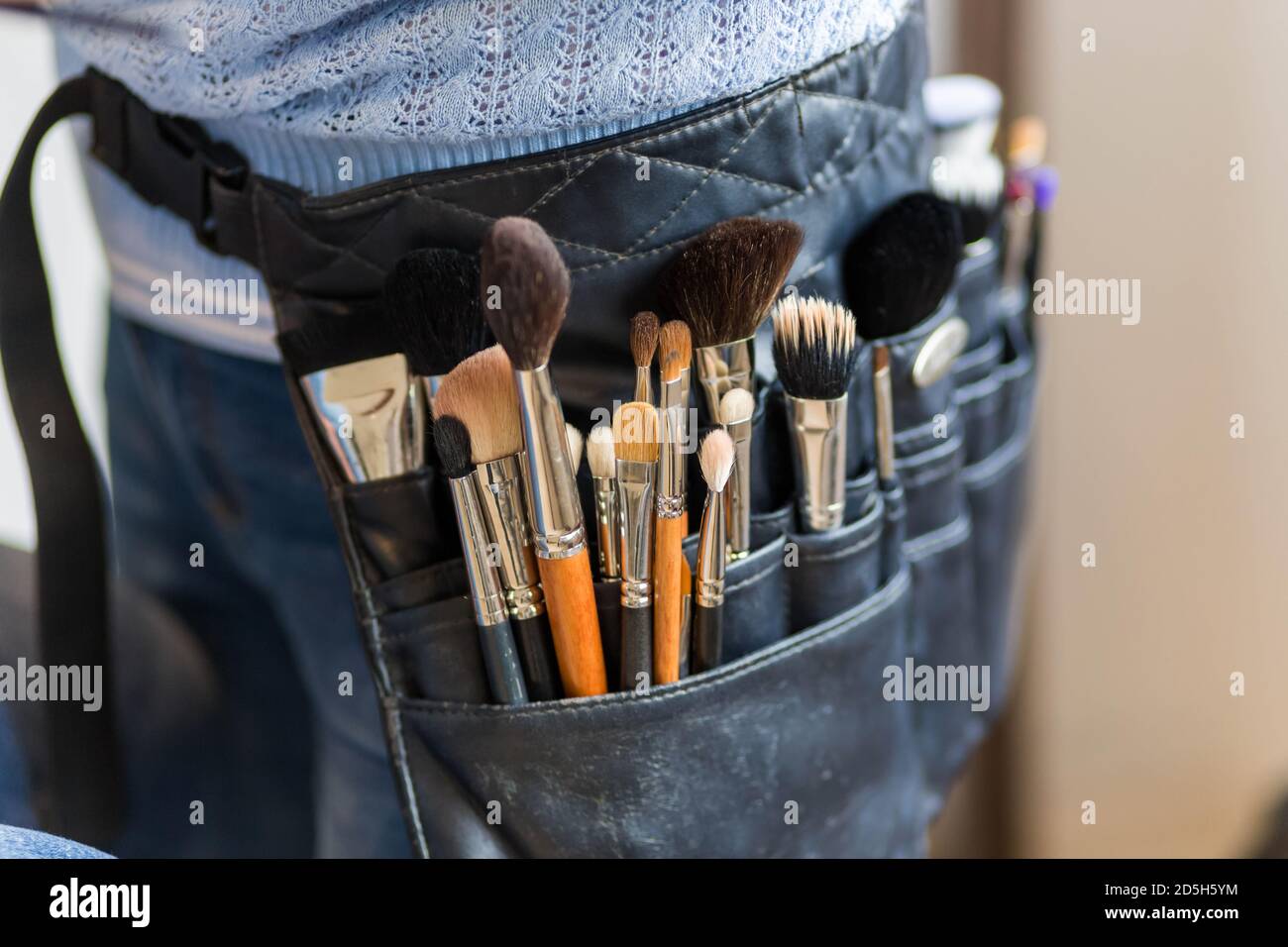 Borsa da cintura professionale per make-up artist con nappine. Spazzole per  il trucco Foto stock - Alamy
