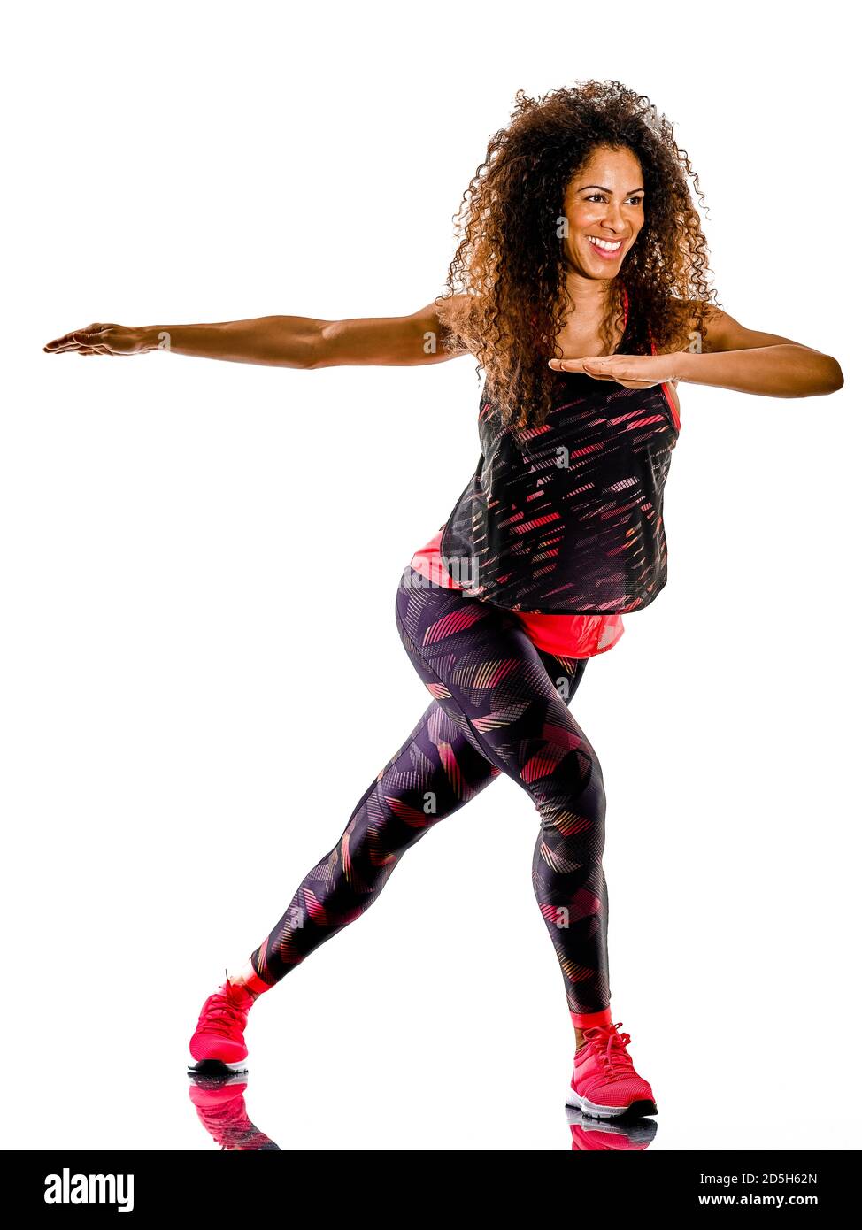 una razza mista africana maturo donna cardio ballerino esercizi di fitness danza in studio isolato su sfondo bianco Foto Stock