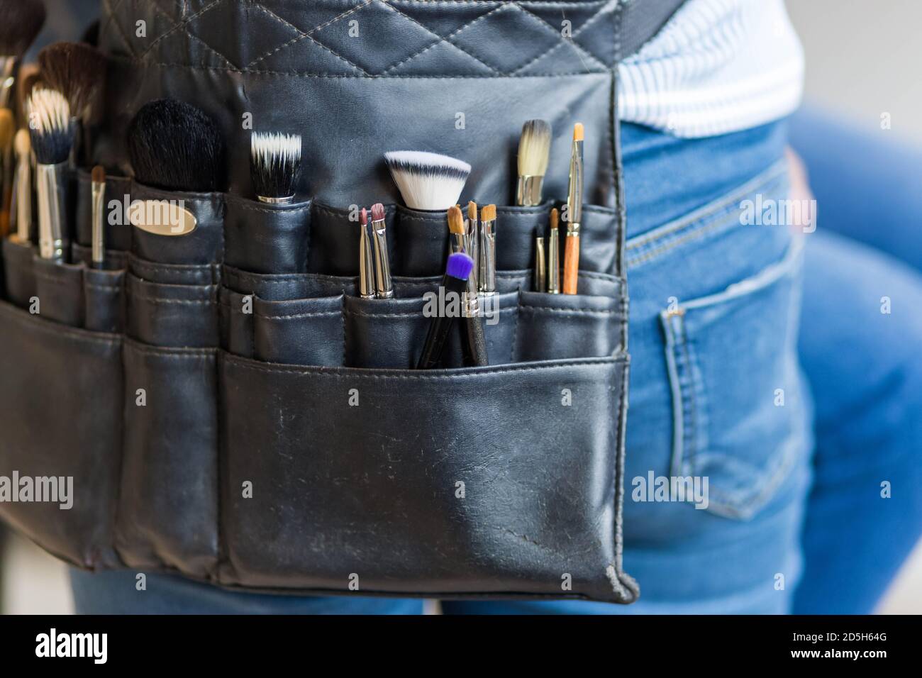 Borsa da cintura professionale per make-up artist con nappine. Spazzole per  il trucco Foto stock - Alamy