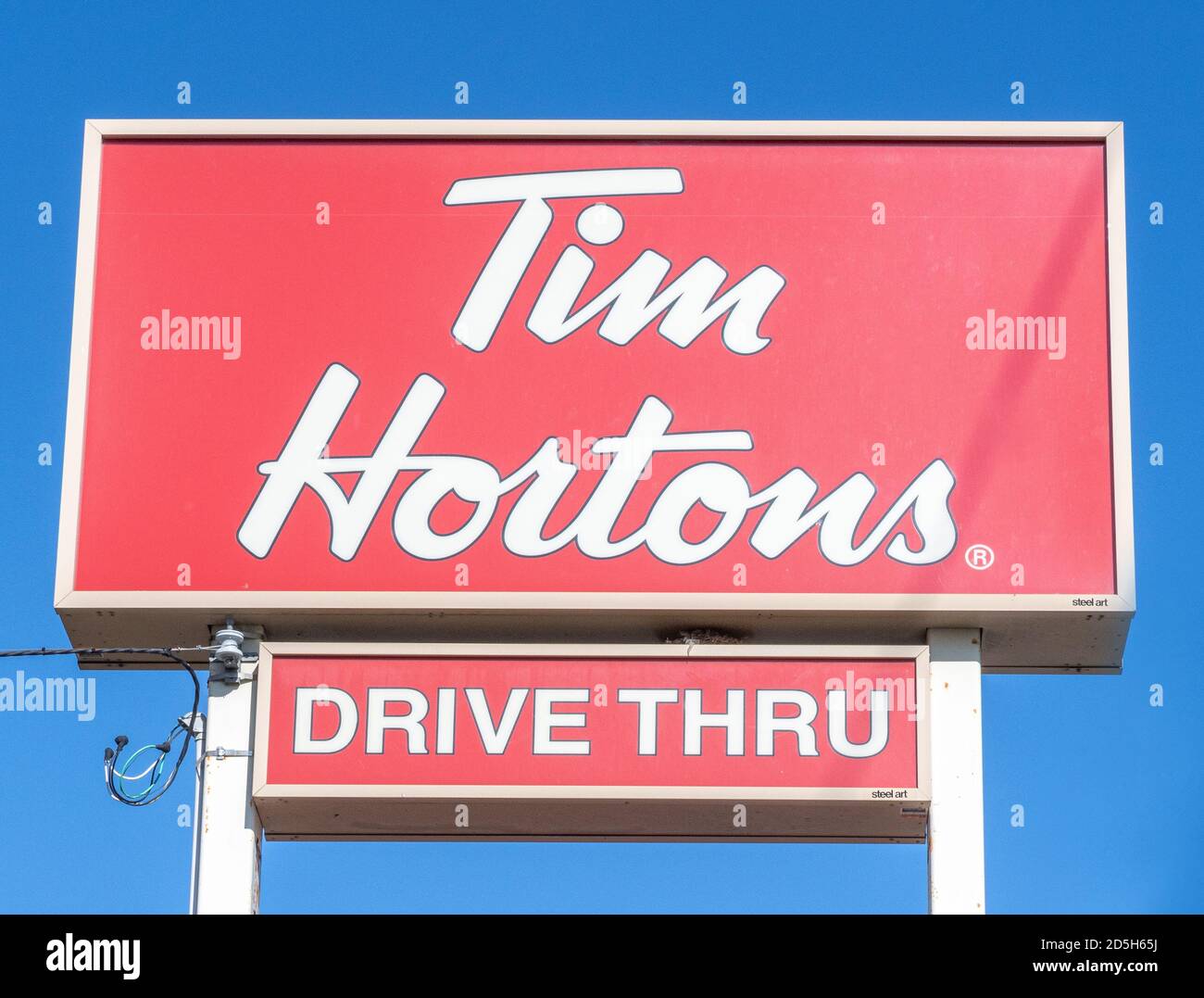 Tim Hortons rosso e bianco segno o logo commerciale. 22 novembre 2021 Foto Stock