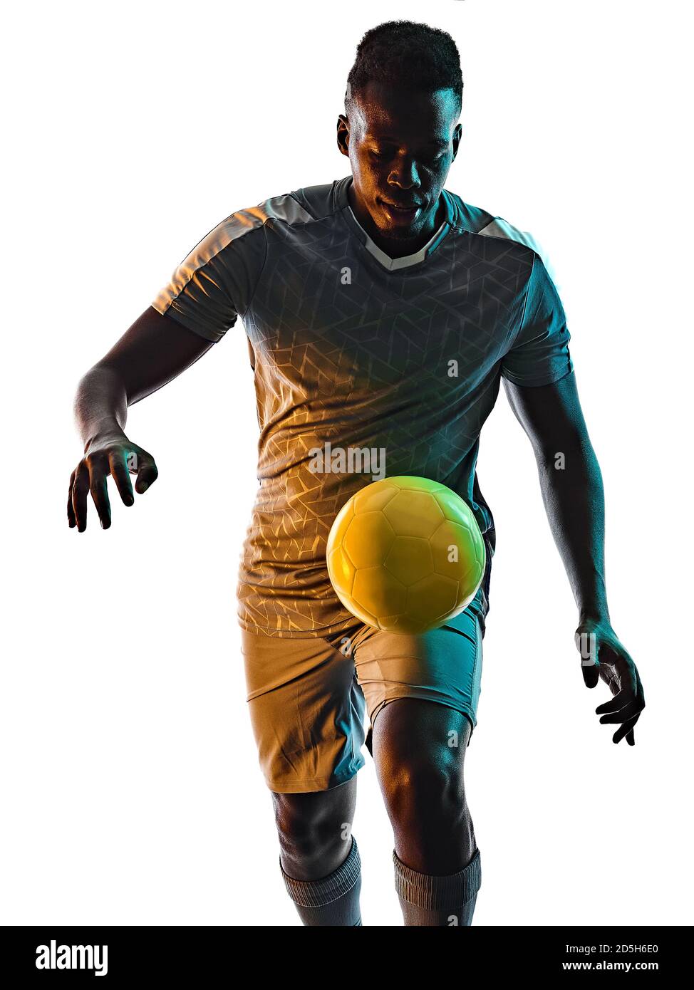 giovane giocatore africano di calcio uomo in studio isolato su bianco sfondo nell'ombra della silhouette Foto Stock