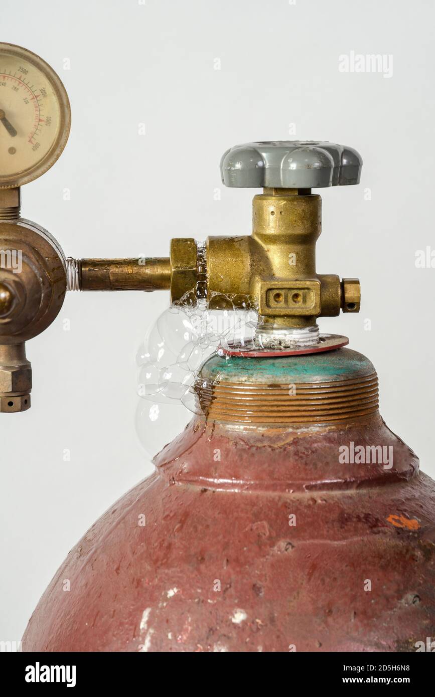 Bombola di gas per saldatura industriale con quadrante, valvola e ugello  Foto stock - Alamy