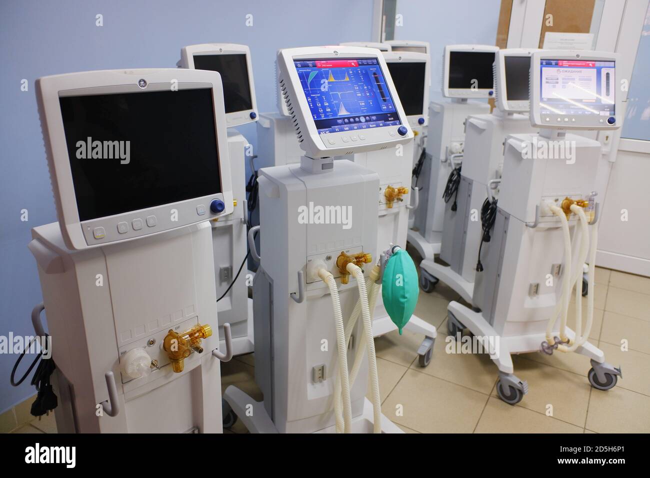 dispositivo di ventilazione polmonare artificiale. Respiratori per pazienti  Foto stock - Alamy