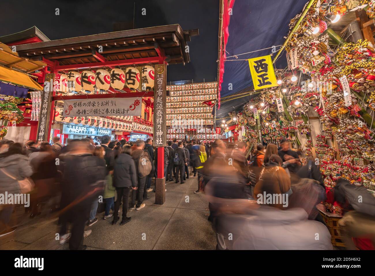 asakusa, giappone - novembre 08 2019: Ampia veduta della Fiera di Tori-no-Ichi nel santuario di Ootori dove è circondata la folla che si allinea per fare un desiderio Foto Stock