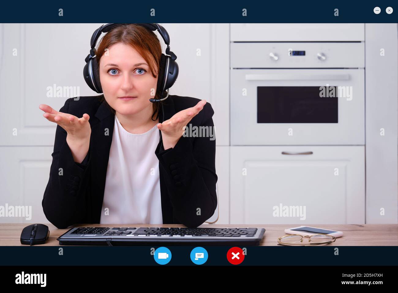 Una studentessa caucasica getta le mani in una lezione online da casa. Problemi di apprendimento a casa durante le conferenze, interfaccia app chat per videochiamata Foto Stock