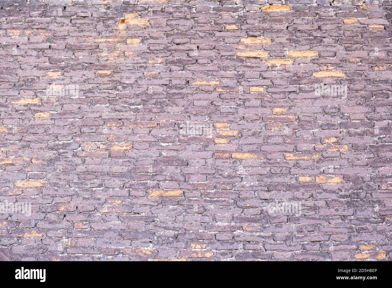 Sfondo e struttura della parete in mattoni di vecchio colore marrone rosso, vista del primo piano. Esterno edificio con dettagli di facciata stagionato Foto Stock