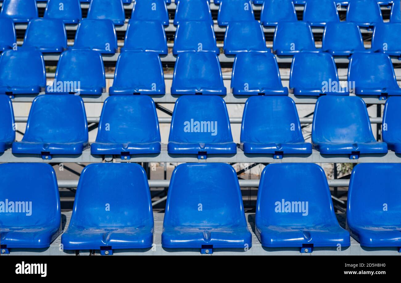Posti a sedere in background. File di sedili vuoti in plastica blu. Sedie di pubblico per concerti o sport Foto Stock