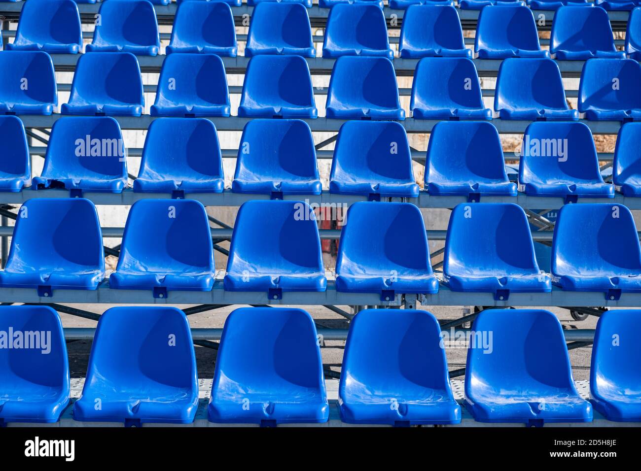 Posti a sedere in background. File di sedili vuoti in plastica blu. Sedie di pubblico per concerti o sport Foto Stock