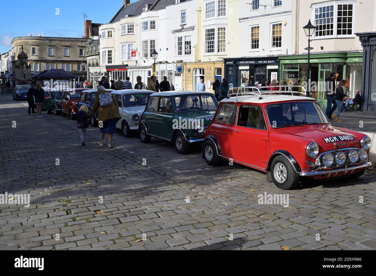 Una vista di un bicilindrico 1965 Austin Mini Copper S con altri minis parcheggiati a Wells Market Square Foto Stock