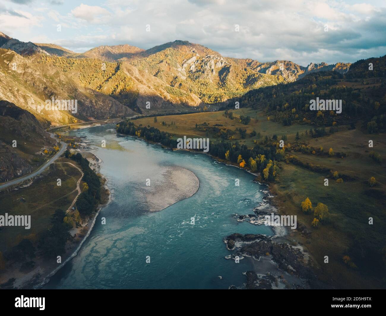 Vista aerea del paesaggio montano panoramico autunnale con fiume. Colpo di drone Foto Stock