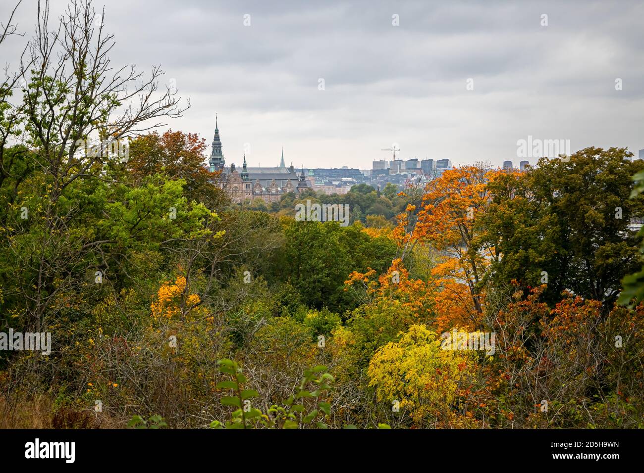 Sull'isola di Djurgården in autunno nel museo all'aperto Skansen, vista verso il Museo nordico, Stoccolma Svezia Foto Stock