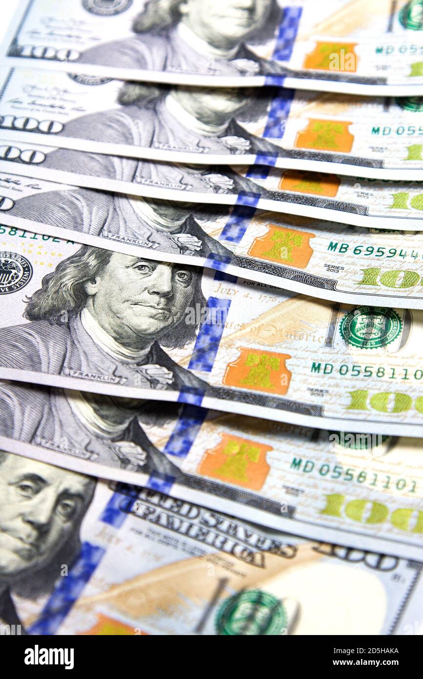 Denaro americano. Nuovo disegno dollaro USA come sfondo. Vista dall'alto. Pila di dollari in contanti. Informazioni sulle note sulla carta. Messa a fuoco selettiva Foto Stock