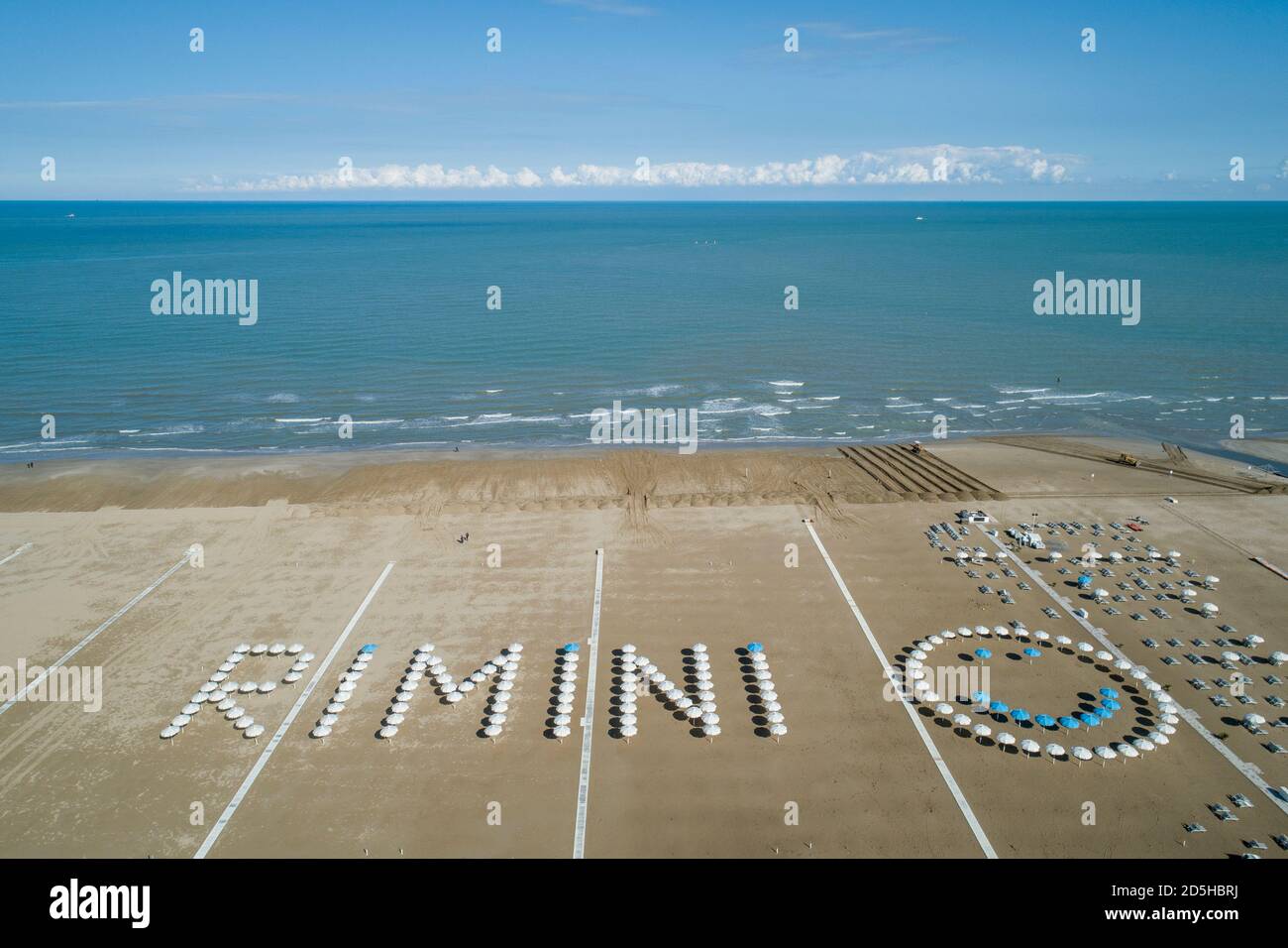 Spiaggia di Rimini da drone e RIMINI scritta con ombrelloni Foto Stock