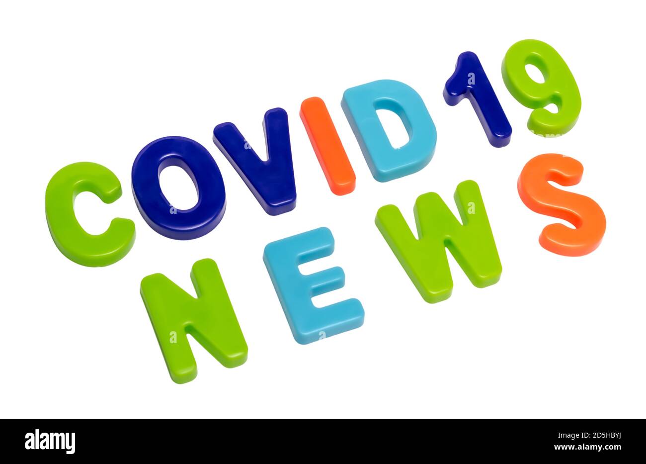 Coronavirus pandemico, testo COVID-19 NOTIZIE su sfondo bianco. News circa la pandemia globale COVID-19 è ufficiale il nuovo nome per coronavirus dimea Foto Stock