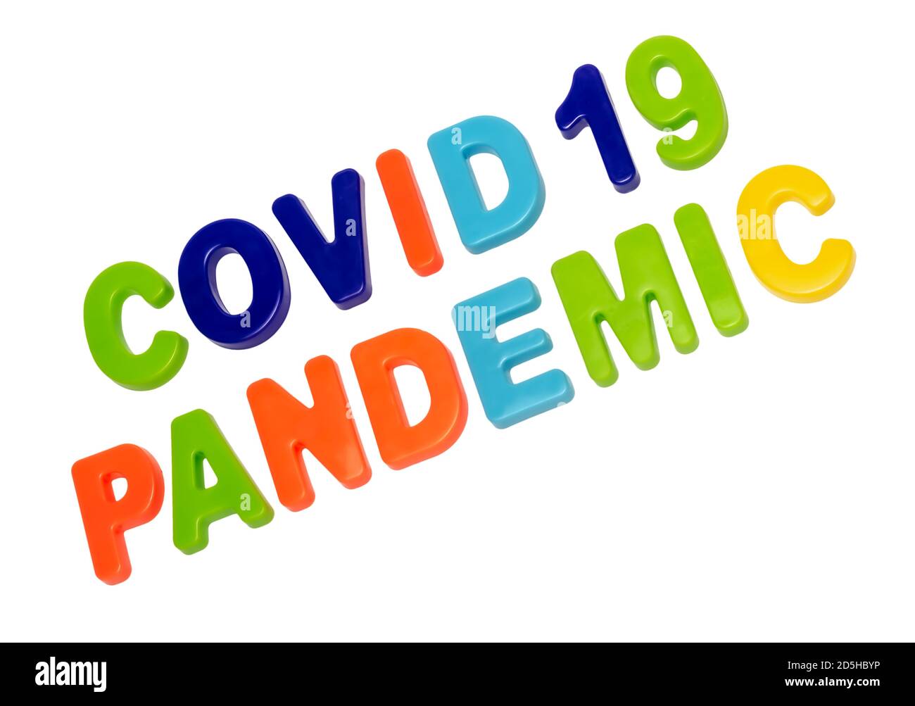 Coronavirus pandemico, testo COVID-19 PANDEMICO su sfondo bianco. Pandemia globale. COVID-19 è il nuovo nome ufficiale della SARS-Co Foto Stock