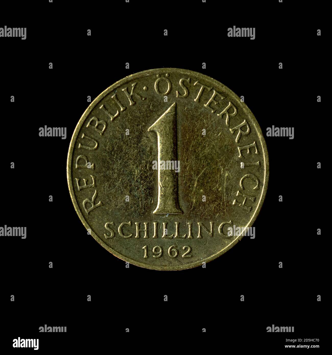 1962 una moneta austriaca di Schilling isolata su fondo nero Foto Stock