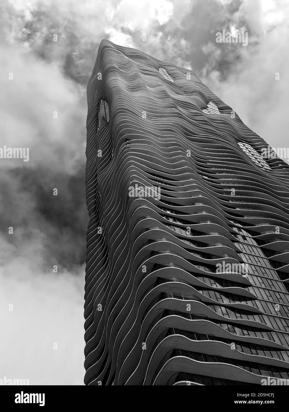 Vista ad angolo basso di Vista Tower, Chicago, in bianco e nero Foto Stock