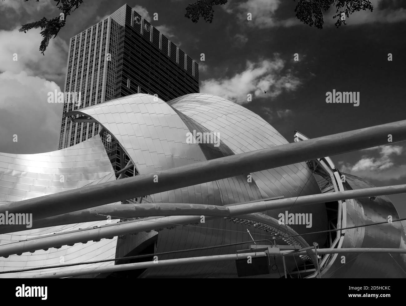 Jay Pritzker Pavilion, Millennium Park, Chicago con un edificio alto sullo sfondo Foto Stock