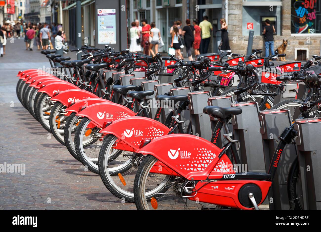 LILLE, FRANCIA - 18 luglio 2013. Stazione di noleggio biciclette gratuito Trandipole in una strada nel centro di Lille, Francia Foto Stock