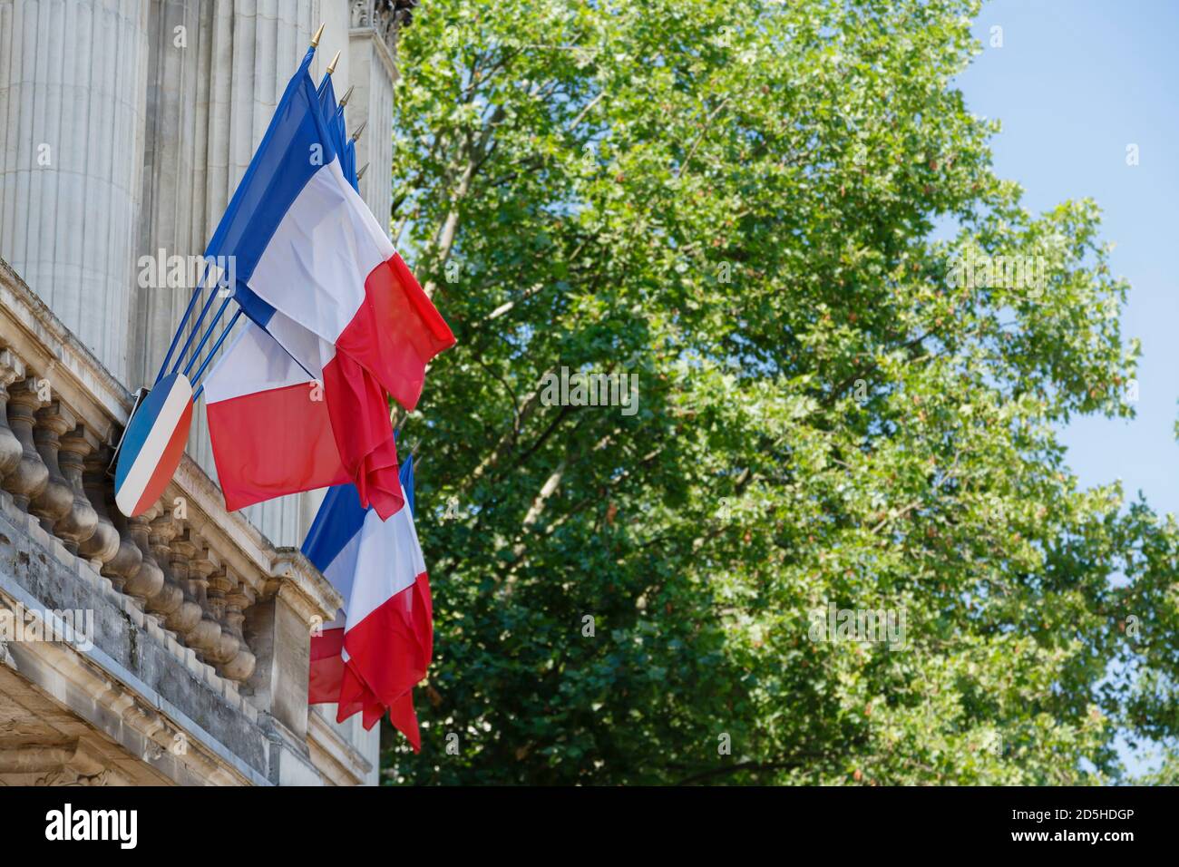 LILLE, FRANCIA - 19 luglio 2013. Vere bandiere francesi che sventolano. Bandiere nazionali francesi fuori da un edificio storico a Lille, Francia Foto Stock