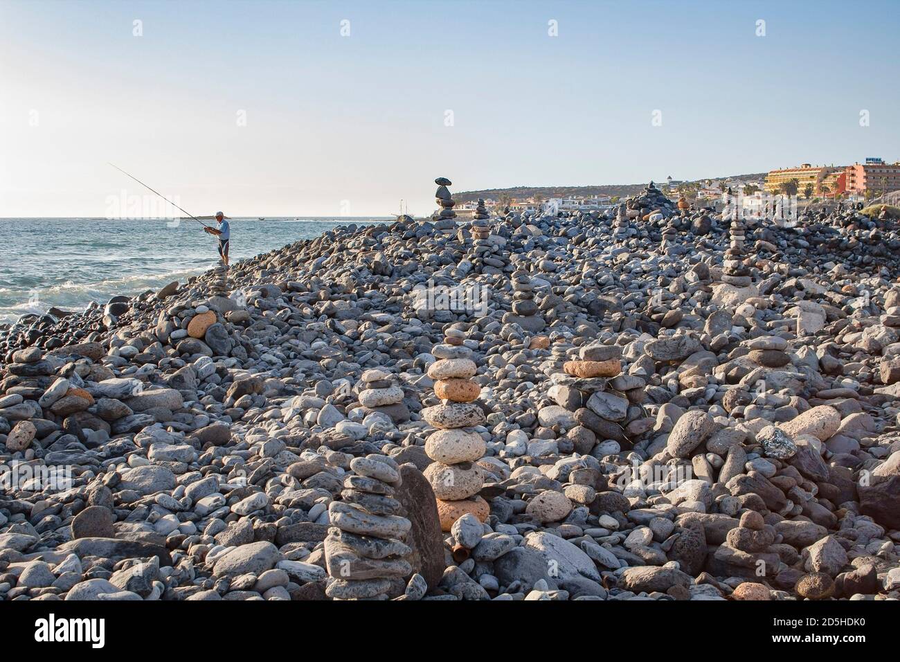 TENERIFE, SPAGNA - 14 marzo 2015. Pile di pietre accatastate su una spiaggia in Costa Adeje, Tenerife, Isole Canarie Foto Stock