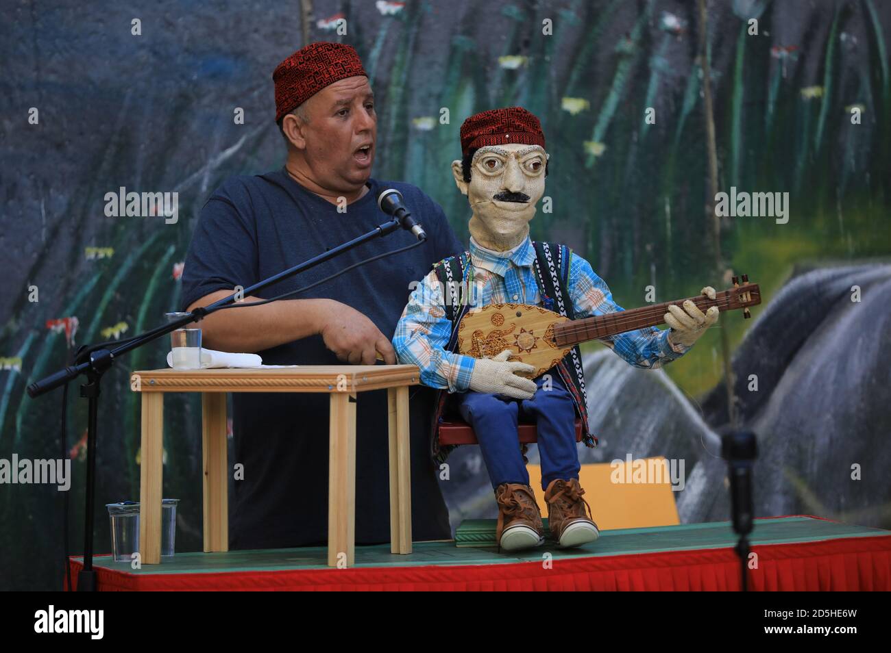 Hebron. 13 ottobre 2020. Un artista palestinese preforma uno spettacolo musicale di marionette con canzoni tradizionali palestinesi nella città di Hebron, in Cisgiordania, il 13 ottobre 2020. Credit: Mamoun Wazwaz/Xinhua/Alamy Live News Foto Stock