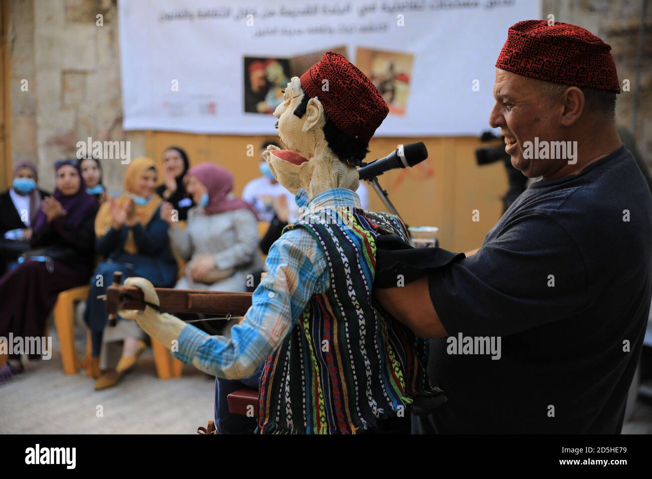 Hebron. 13 ottobre 2020. Un artista palestinese preforma uno spettacolo musicale di marionette con canzoni tradizionali palestinesi nella città di Hebron, in Cisgiordania, il 13 ottobre 2020. Credit: Mamoun Wazwaz/Xinhua/Alamy Live News Foto Stock