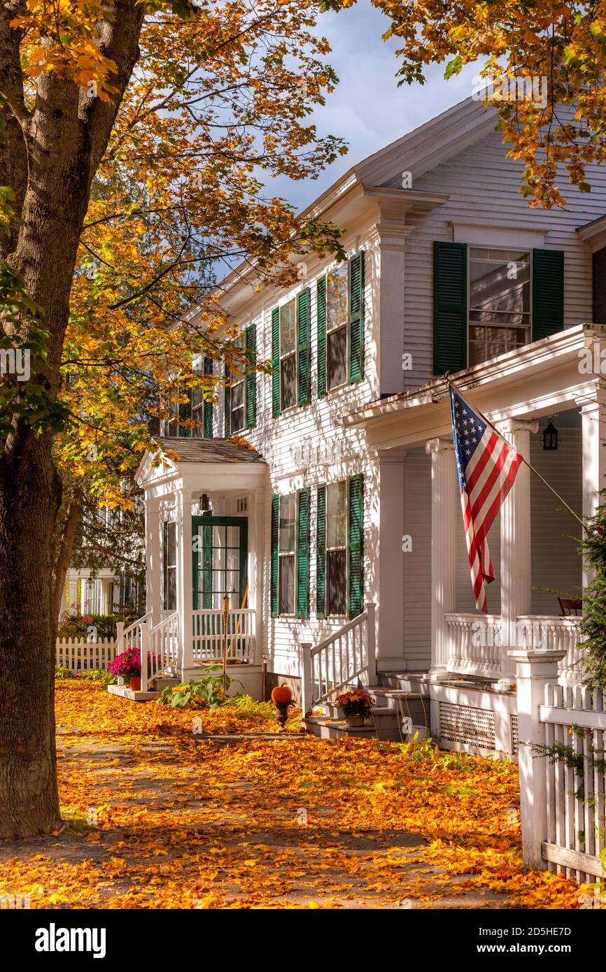 Vista autunnale lungo il marciapiede a Woodstock, Vermont, Stati Uniti Foto Stock