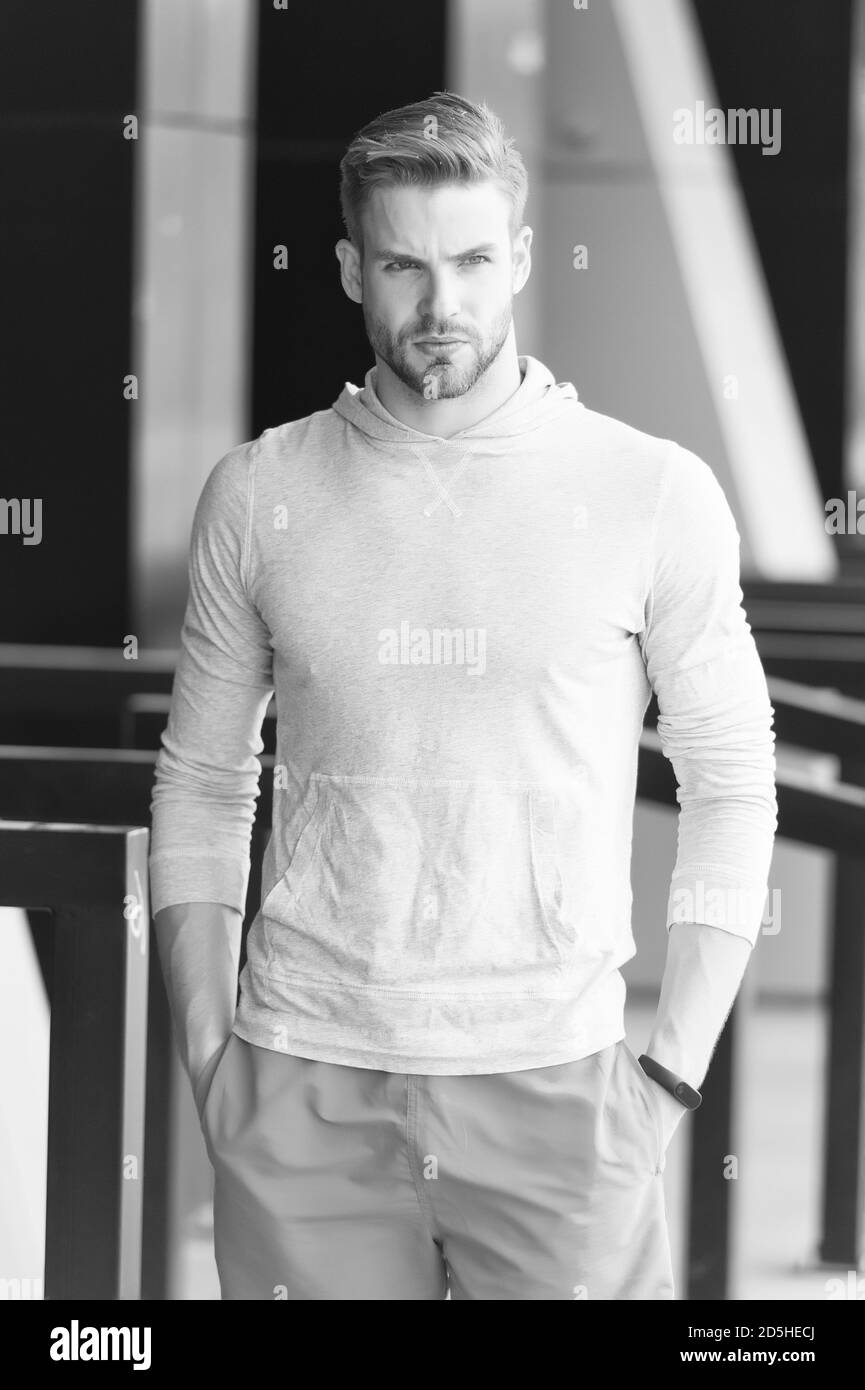 Personal trainer. Allenamento all'aperto. Il ragazzo forte indossa abiti stile fitness. Sportivo o atleta. Sport e atletica. Allenamento in forma. Concetto di allenamento. Ti farò lavorare sul tuo corpo. Foto Stock