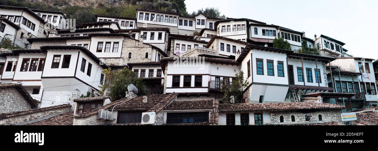Città vecchia Berat, finestre. Albania, Patrimonio dell'Umanità dell'UNESCO Foto Stock