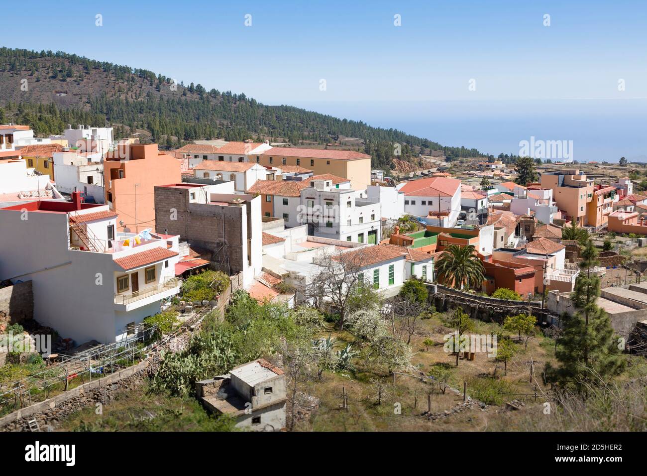 TENERIFE, SPAGNA - 15 marzo 2015. Vista delle case a Vilaflor, un villaggio rurale a Tenerife, Isole Canarie Foto Stock
