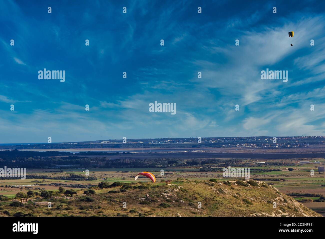 Paesaggio della città di Limassol con persone che parapendio su di essa Di giorno a Cipro Foto Stock