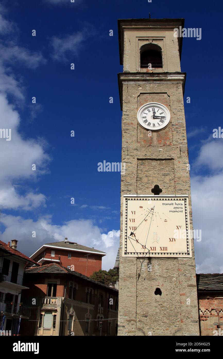 Lanzo, Torino, Italia - settembre 2020: Meridiano del sole romanico in una torre romanica Foto Stock
