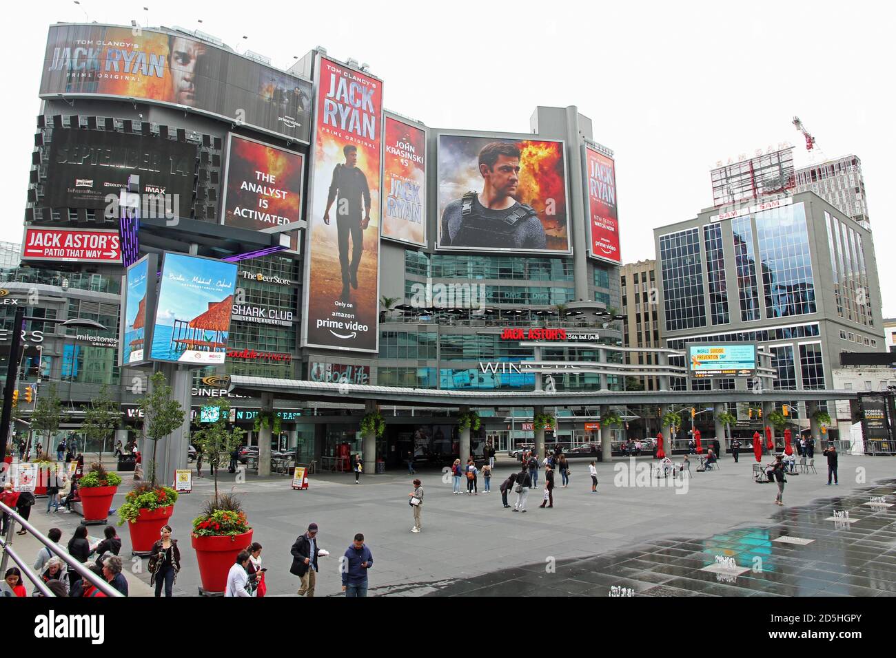 Yonge-Dundas Square, uno spazio pubblico aperto e sede di eventi nel centro di Toronto, Ontario, Canada Foto Stock