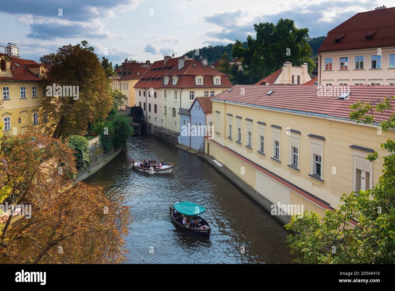 Praha: Certovka (canale del Diavolo), barca a Mala Strana, Lesser Town, Praha, Prag, Praga, ceco Foto Stock