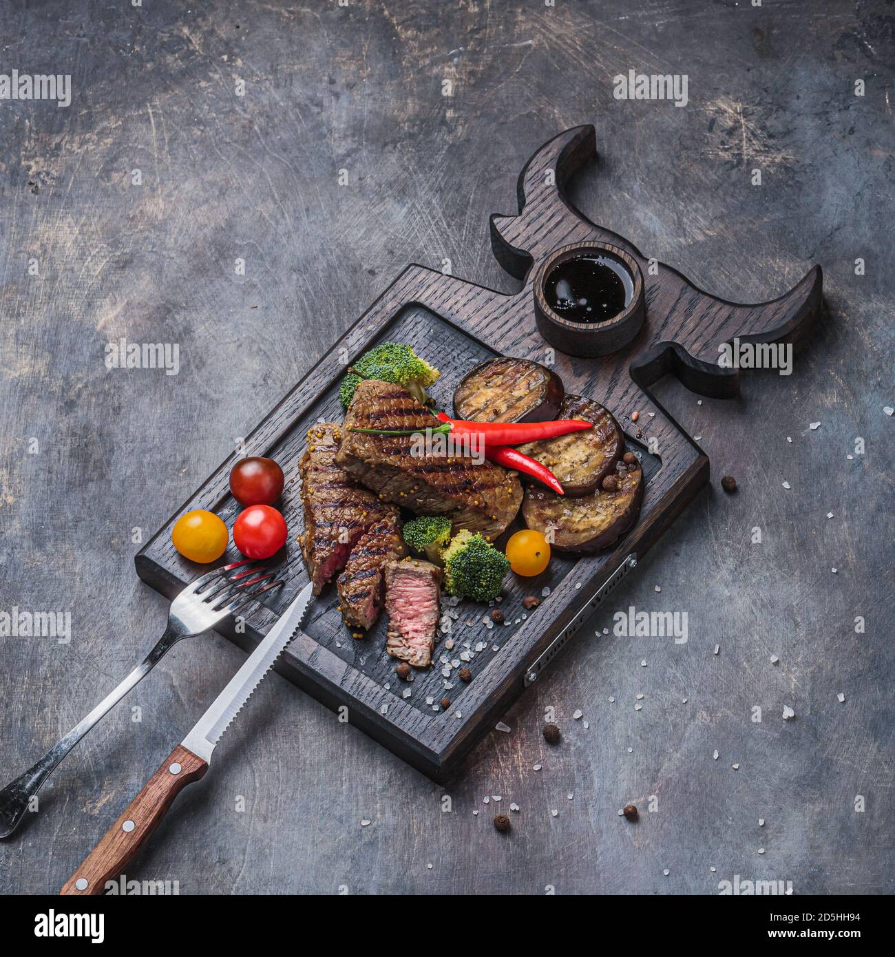 Bistecca di porri alla griglia e affettata con verdure, spazio copia Foto Stock