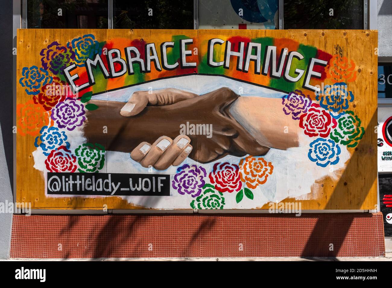 Arte di protesta a bordo su storefronts: Central Avenue (Rt.66) nel centro di Albuquerque, New Mexico Foto Stock