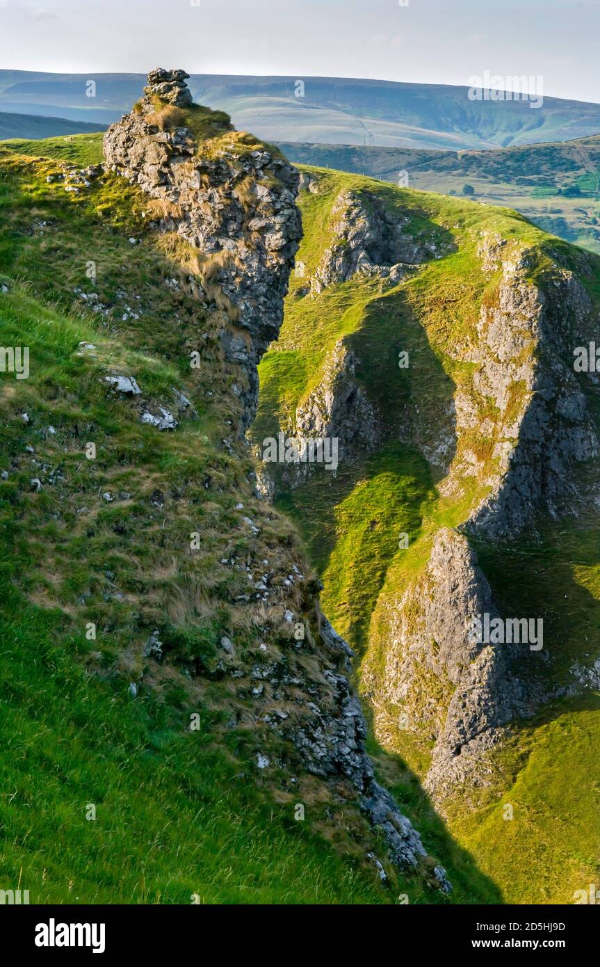 Prominente affioramento di roccia alta sopra la gola profonda di calcare reef a Winnats Pass, Castleton, Derbyshire. Foto Stock