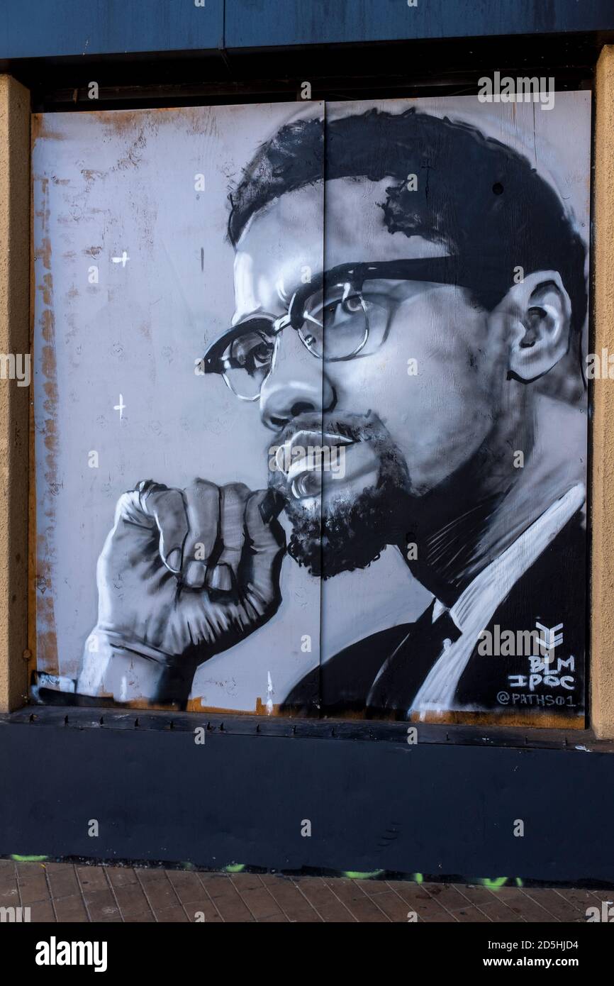 Arte di protesta a bordo su storefronts: Central Avenue (Rt.66) nel centro di Albuquerque, New Mexico Foto Stock