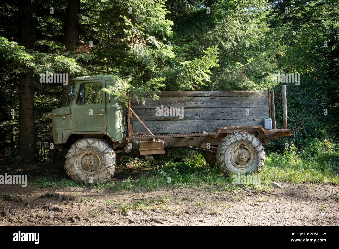 Vecchio camion militare sovietico All-Road GAZ-66 4x4 per lavori forestali. Montagne Bieszczady, Polonia, Europa Foto Stock