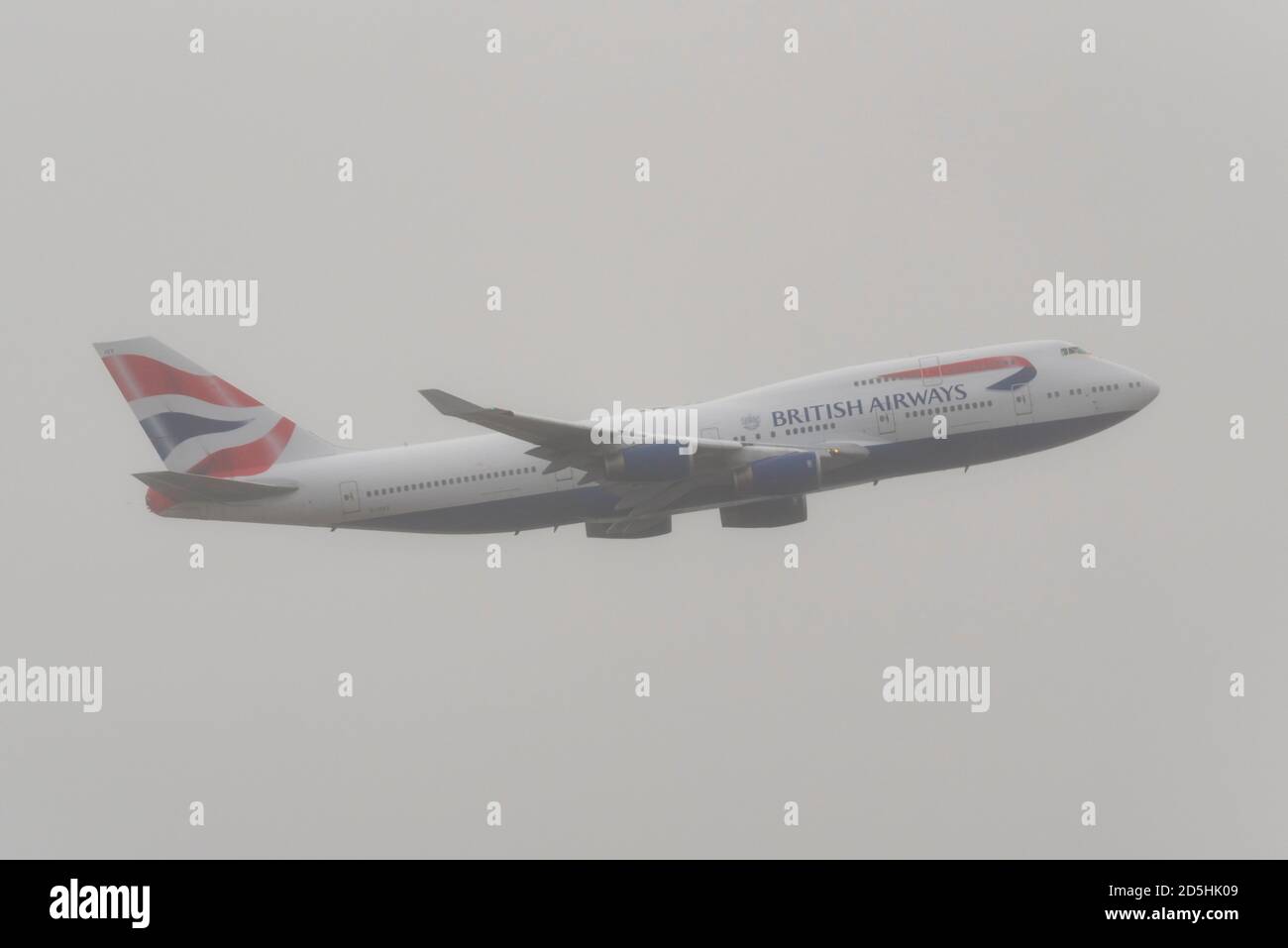 Addio per British Airways Boeing 747 Jumbo Jet Airliner aereo G-CIVY dopo la crisi COVID-19. Ultima a lasciare Heathrow dirigendosi verso la nuvola per rottamare Foto Stock