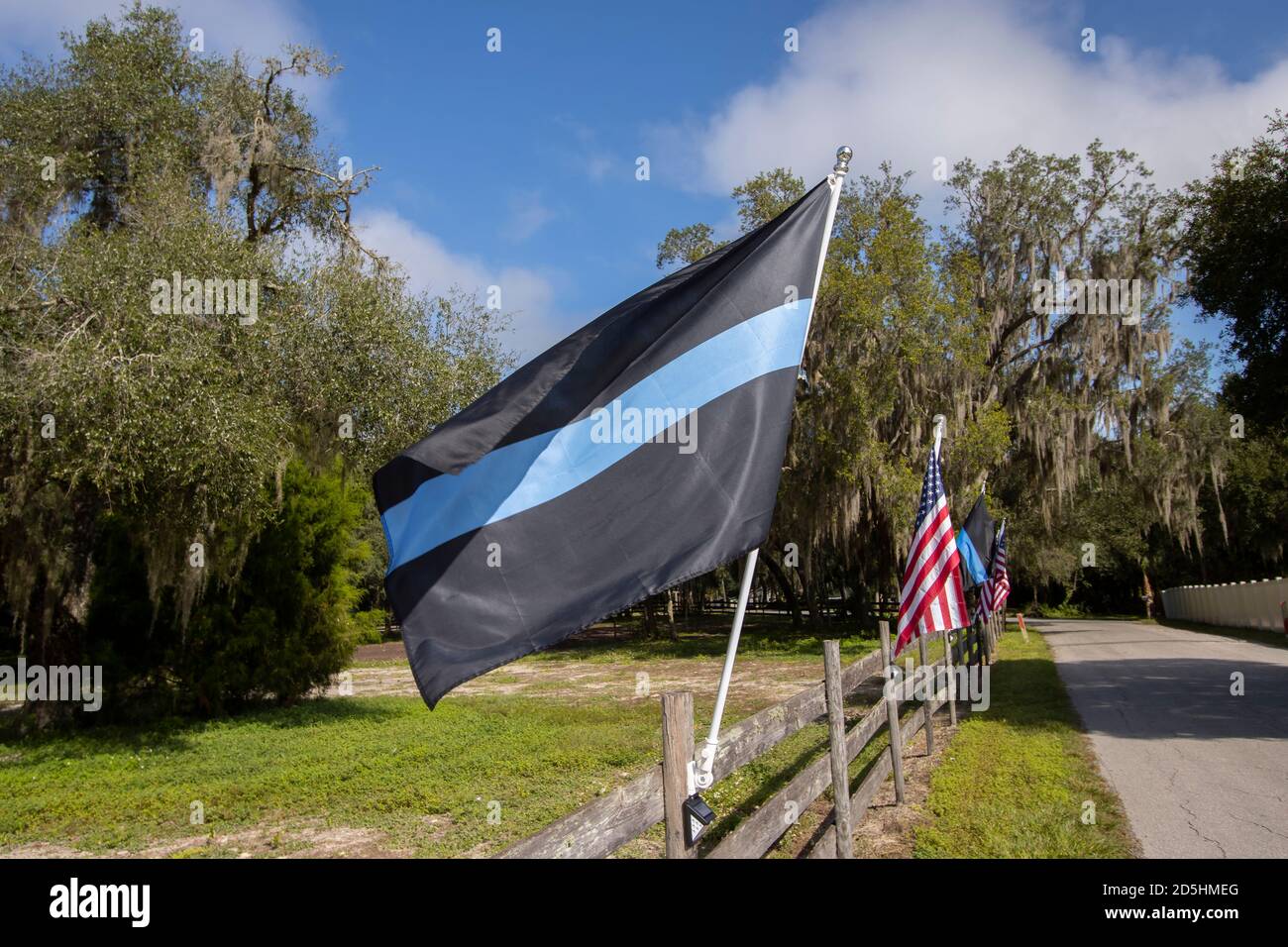 Bandiera blu Lives Matter aka bandiera Police Thin Blue Line, agitando nella brezza a sostegno della polizia. Foto Stock