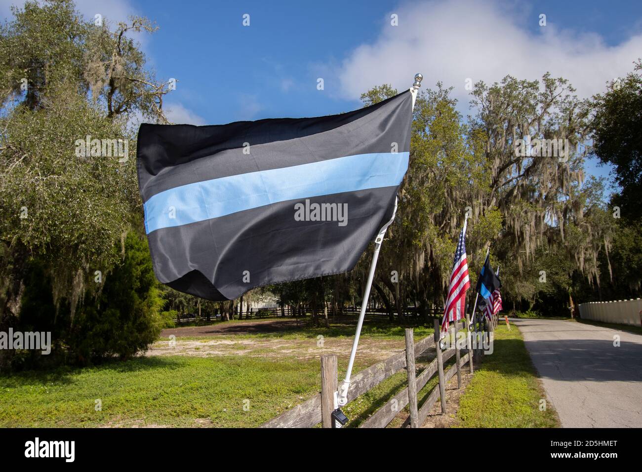 Bandiera blu Lives Matter aka bandiera Police Thin Blue Line, agitando nella brezza a sostegno della polizia. Foto Stock