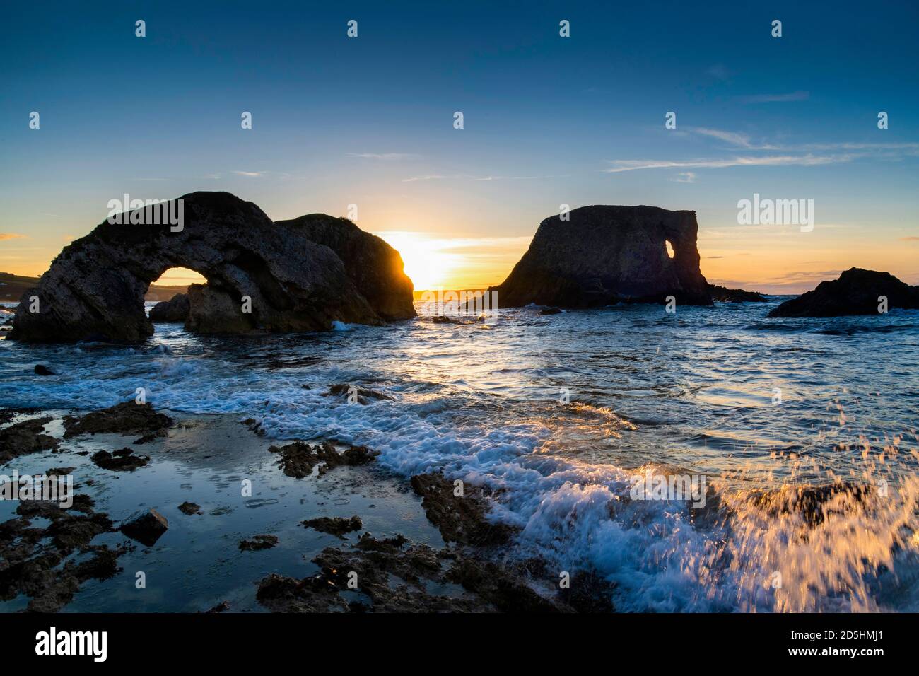 Elephant Rock e Great Arch a Ballintoy al Tramonto, Causeway Coast, Irlanda del Nord Foto Stock